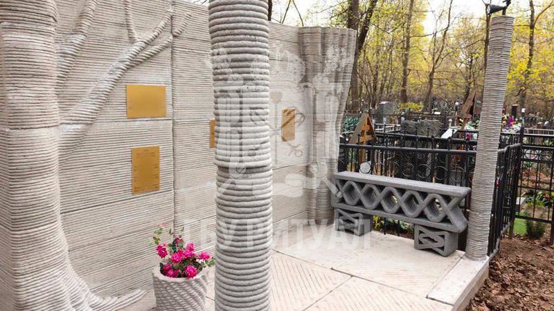 Уникальный хай-тек памятник на столичном кладбище