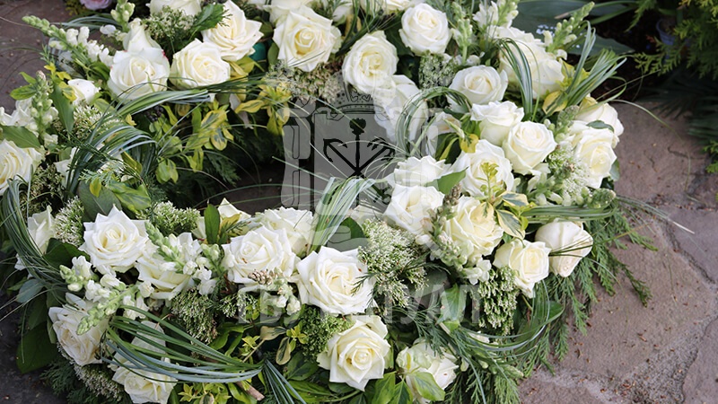 Искусственные венки и корзины